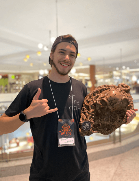 Pedro Couto Recebendo prêmio de tatuagem