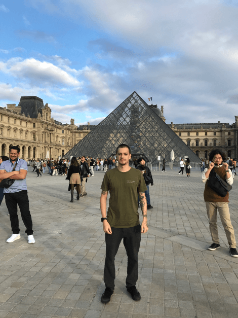 Pedro Coutto na frança, em viagem para tatuar